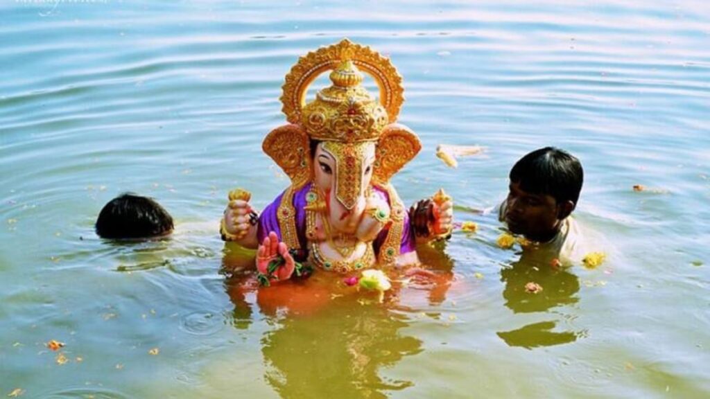 On the auspicious time of Anant Chaturdashi, immerse the beloved Ganaraya