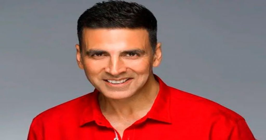 Directly at the airport 'that' woman kissed Akshay Kumar! The video went viral