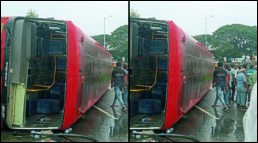 Fatal accident of a bus hitting a bridge; 15 people including the driver were injured