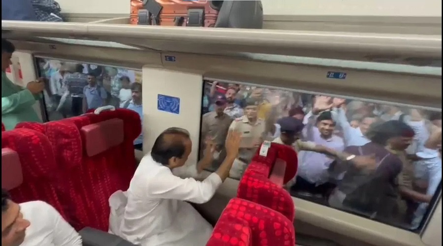 Ajit Pawar's craze continued even in the Vande Bharat train, the activists made a huge crowd