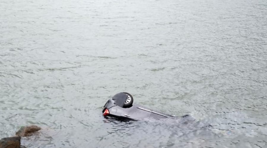 Shocking! Anglat came to travel during the ban, the car with three people crashed in the dam