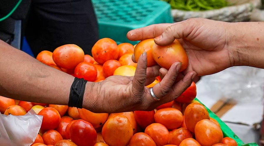 What happened was that a freestyle brawl broke out between a vegetable seller and a customer over tomatoes in Pune