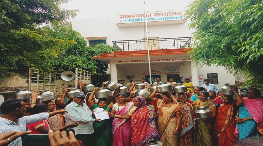 Women march on Mandavagan Gram Panchayat for drinking water
