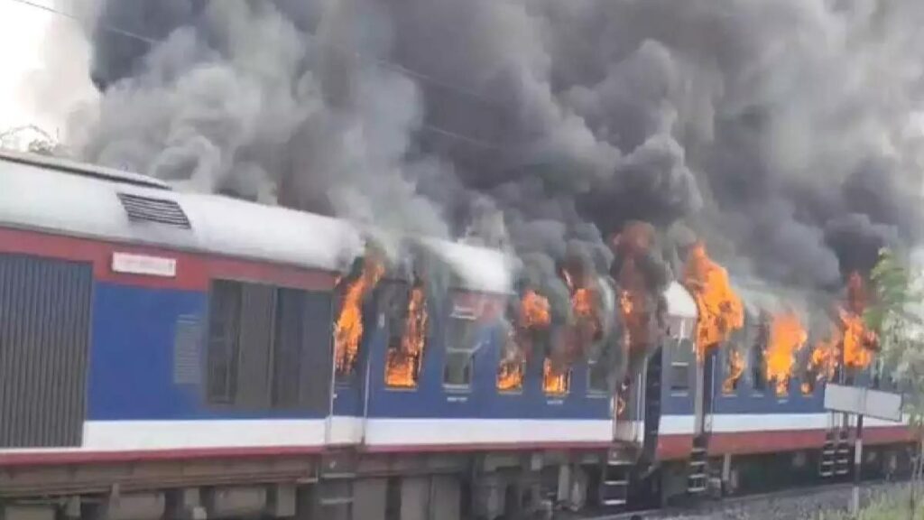 A terrible fire in the train, the passengers died in the gasp of life and jumped from the train
